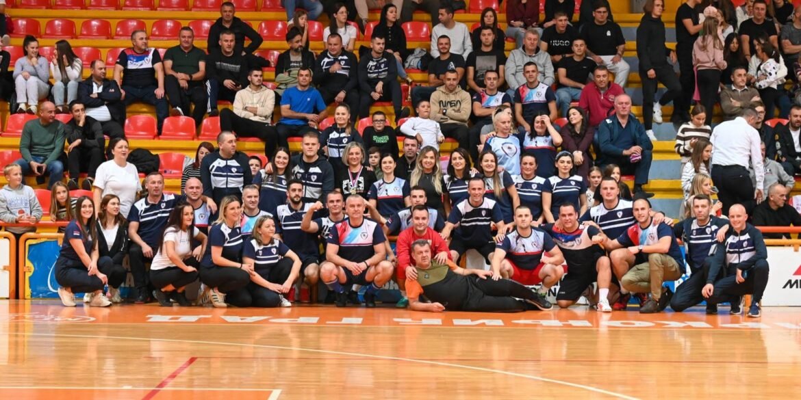 Učesnici Radničkih sportskih igara na zajedničkoj fotografiji u dvorani „Arena Nove banke“ u Mrkonjić Gradu