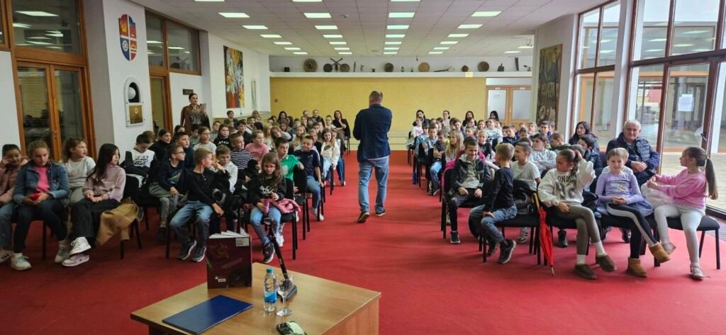 Susret Berislava Blagojevića sa učenicima u Mrkonjić Gradu