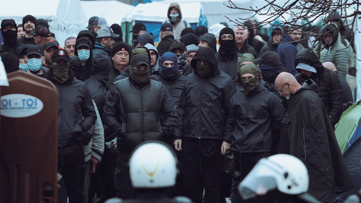 Vučić izjavio da bi SNS mogla da se bezbjednosno "samoorganizuje"?