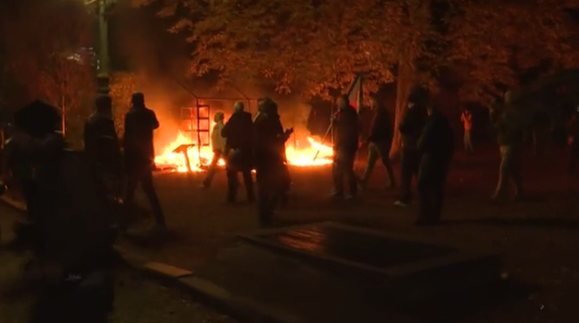 Ćacilend: Građani uklonili ograde i cijepali šatore