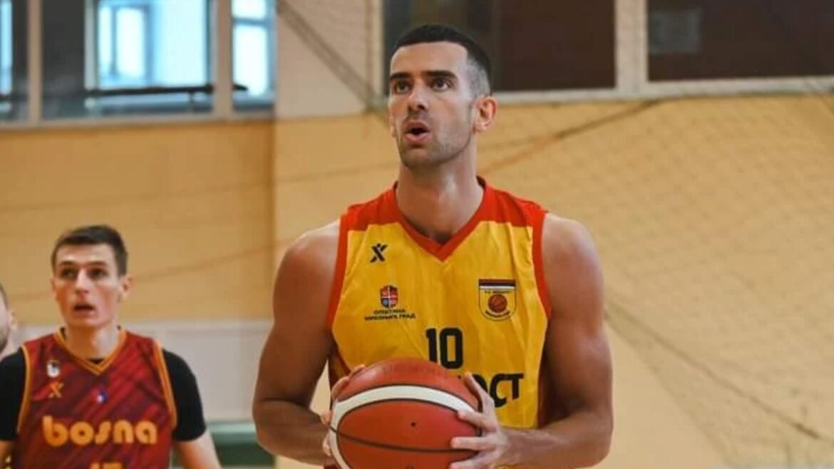Matija Popović, košarkaš KK Mladost iz Mrkonjić Grada, sa loptom u rukama