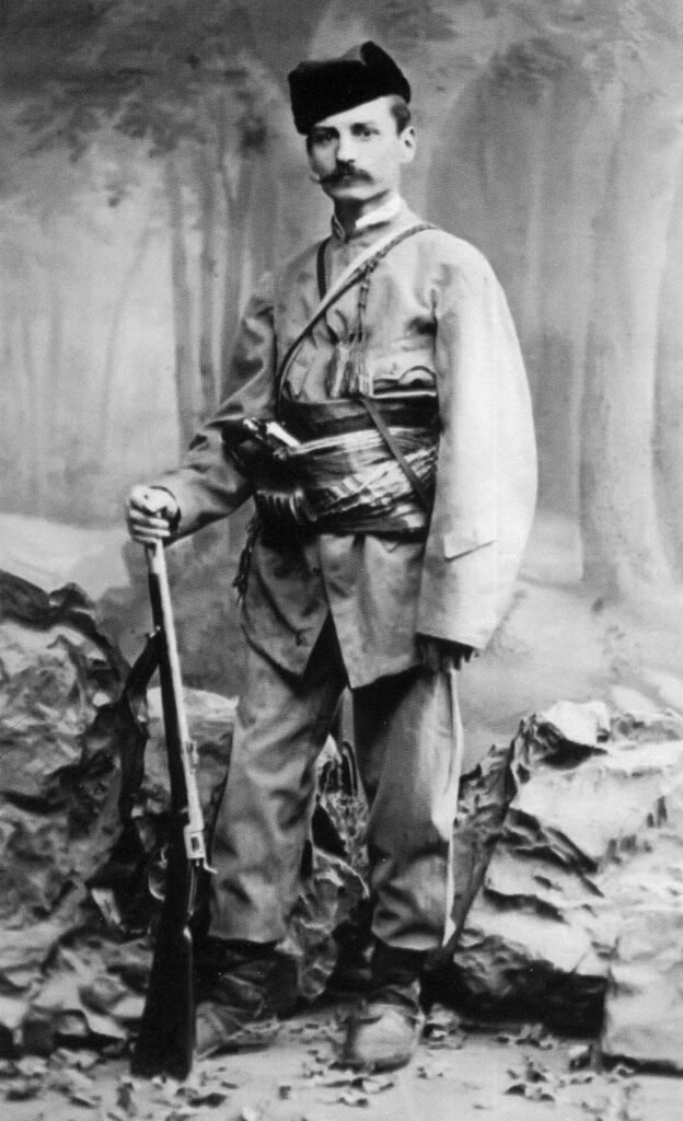 Petar Karađorđević kao Petar Mrkonjić 1875. godine, u ustaničkoj odjeći, sa puškom