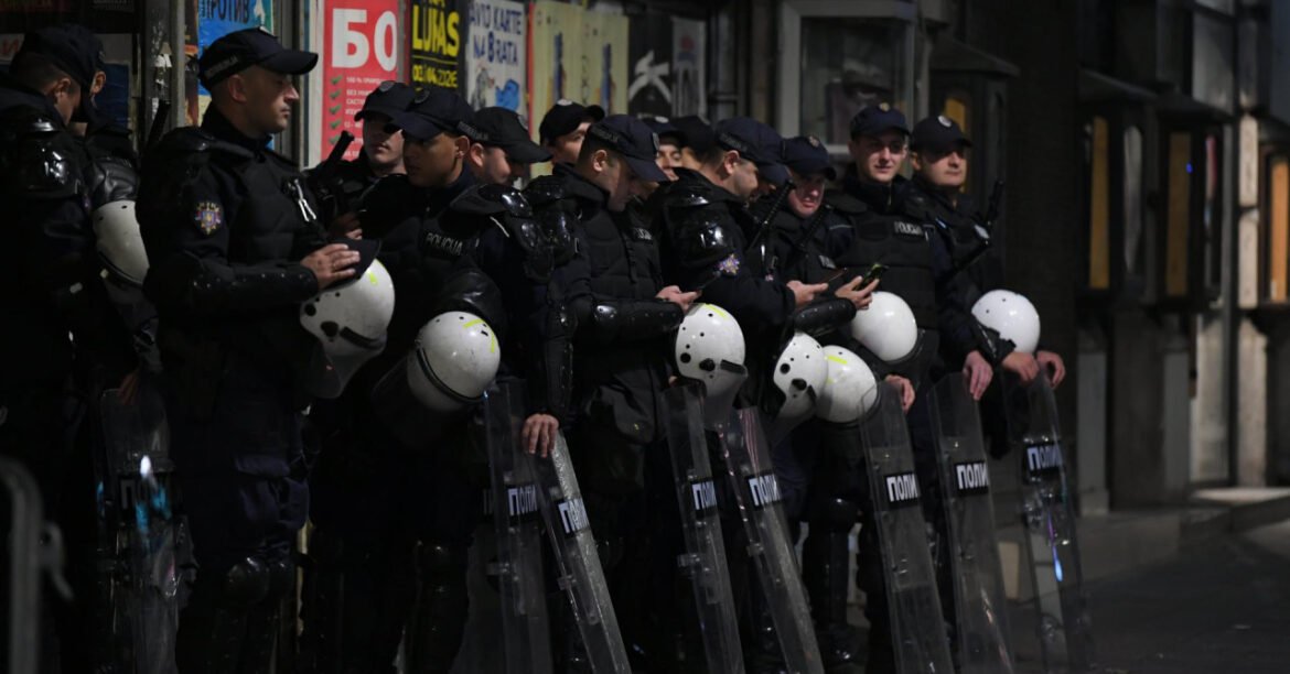 Pripadnici policije sa štitovima i kacigama na ulici u Beogradu tokom izbora u Srbiji
