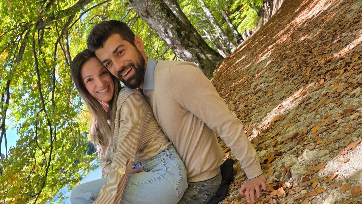 Ognjen i Sanja Srdić, osnivači brenda prirodne kozmetike Smiona iz Mrkonjić Grada, u jesenjoj šumi na Balkani