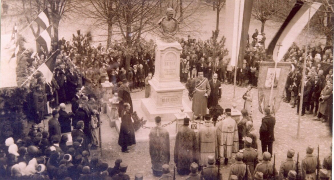 Osvećenje spomenika kralju Petru I u Varcar Vakufu, današnjem Mrkonjić Gradu, decembra 1924, arhivska fotografija